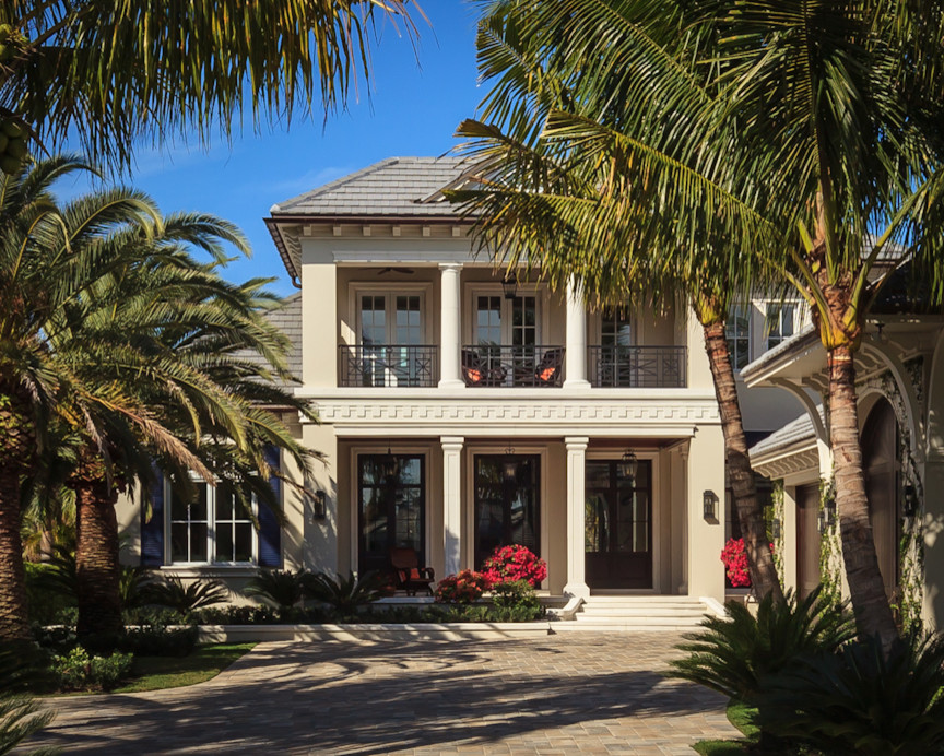 Geräumiges, Zweistöckiges Haus mit beiger Fassadenfarbe in Miami