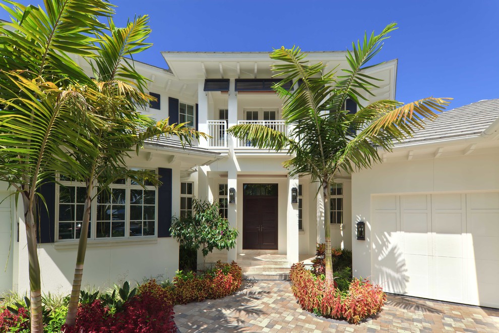 Idee per la facciata di una casa grande bianca tropicale a due piani