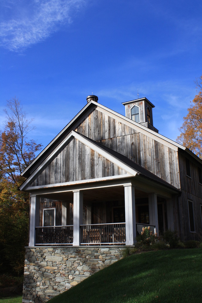 Zweistöckige Urige Holzfassade Haus mit Satteldach in Burlington