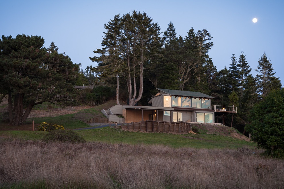 На фото: двухэтажный, коричневый дом в морском стиле с односкатной крышей с
