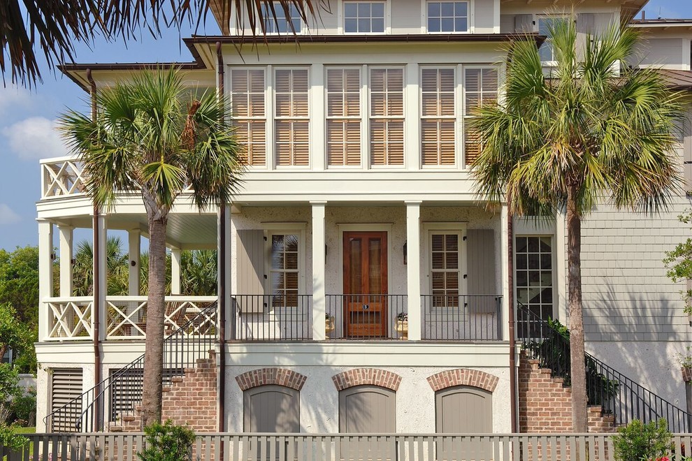 Idee per la facciata di una casa ampia beige stile marinaro a tre piani con rivestimenti misti