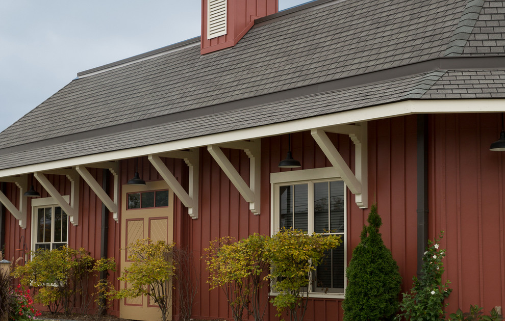 Exemple d'une façade de maison rouge nature de taille moyenne avec un revêtement en vinyle et un toit à deux pans.