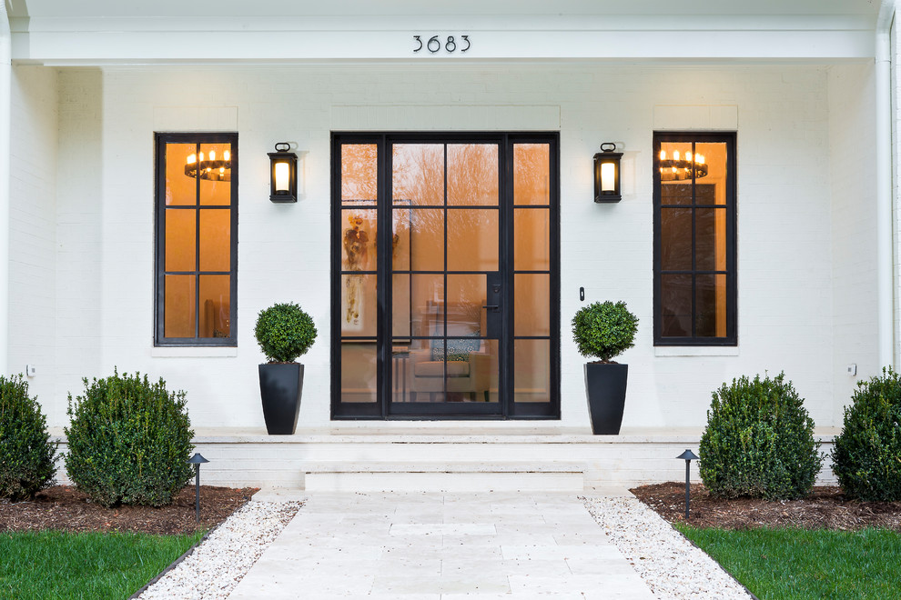 Geräumiges, Zweistöckiges Klassisches Einfamilienhaus mit Backsteinfassade, weißer Fassadenfarbe, Halbwalmdach und Schindeldach in Charlotte