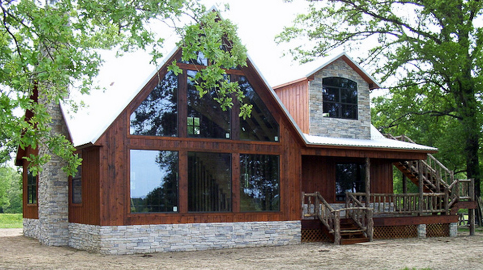 Aménagement d'une façade de maison marron montagne de taille moyenne et à un étage avec un revêtement mixte et un toit à deux pans.