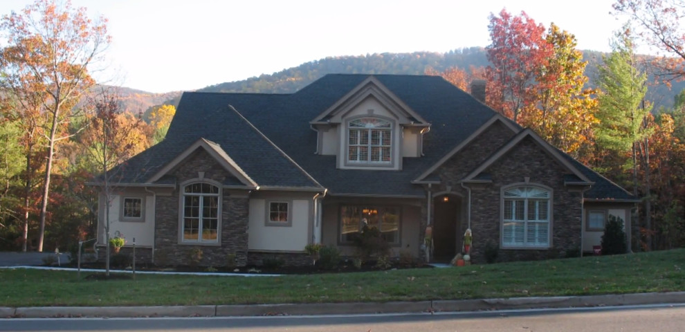 Cette photo montre une grande façade de maison multicolore chic à un étage avec un revêtement mixte, un toit à quatre pans et un toit en shingle.