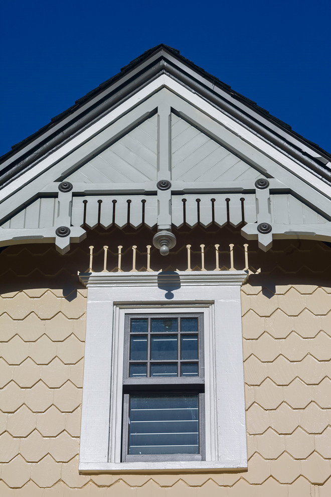 Kleines, Einstöckiges Uriges Haus mit Vinylfassade und gelber Fassadenfarbe in Portland