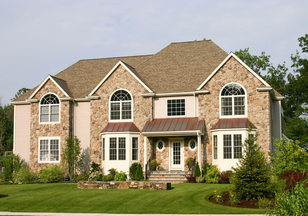 Exempel på ett stort klassiskt beige hus, med blandad fasad och tre eller fler plan