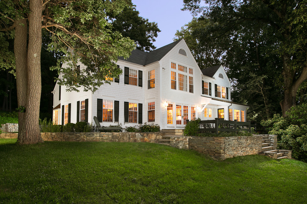 Immagine della facciata di una casa bianca classica a due piani