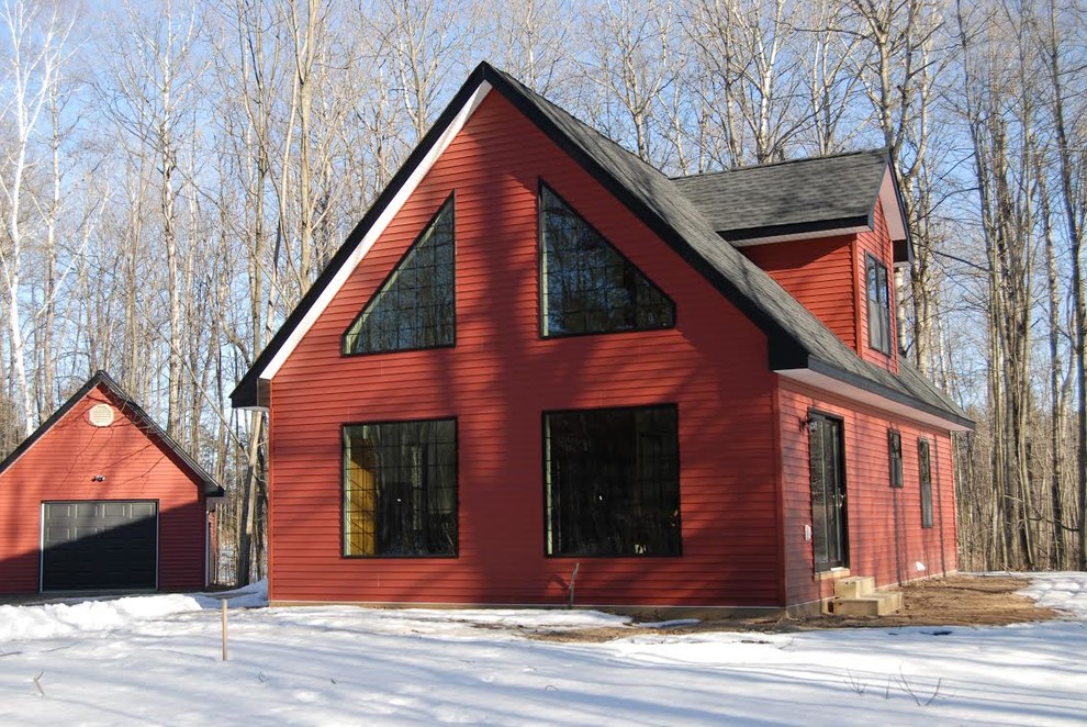 Exemple d'une façade de maison rouge chic de taille moyenne et à un étage avec un revêtement en vinyle, un toit à deux pans et un toit en shingle.
