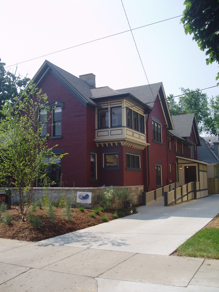 Großes, Zweistöckiges Klassisches Einfamilienhaus mit Backsteinfassade, roter Fassadenfarbe, Mansardendach und Schindeldach in Grand Rapids