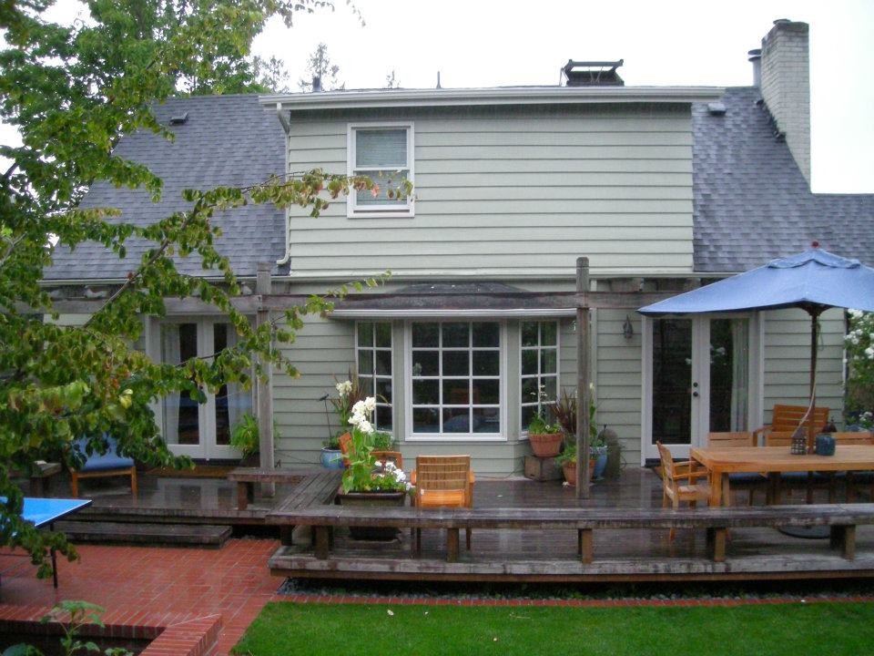 Mittelgroßes, Zweistöckiges Klassisches Einfamilienhaus mit grüner Fassadenfarbe, Satteldach, Mix-Fassade und Schindeldach in Seattle