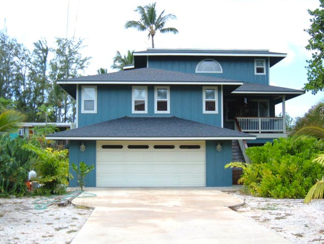 Источник вдохновения для домашнего уюта: двухэтажный, деревянный, синий дом среднего размера в морском стиле с вальмовой крышей