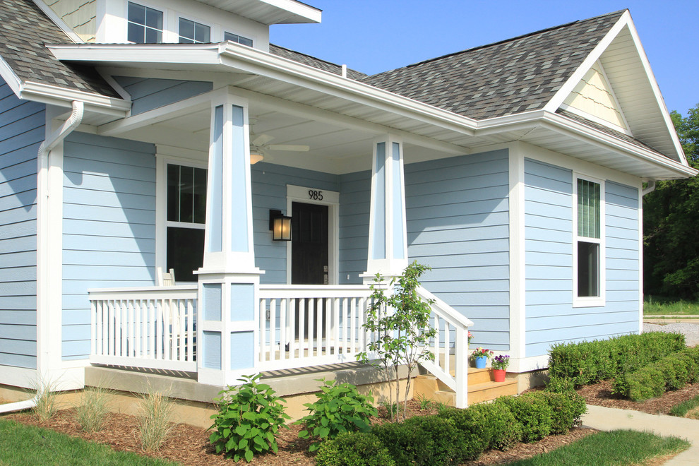 Immagine della facciata di una casa blu classica a un piano di medie dimensioni con rivestimento in legno