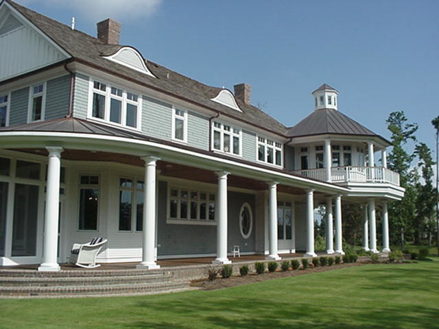 Diseño de fachada verde costera grande de tres plantas con revestimiento de madera y tejado a dos aguas