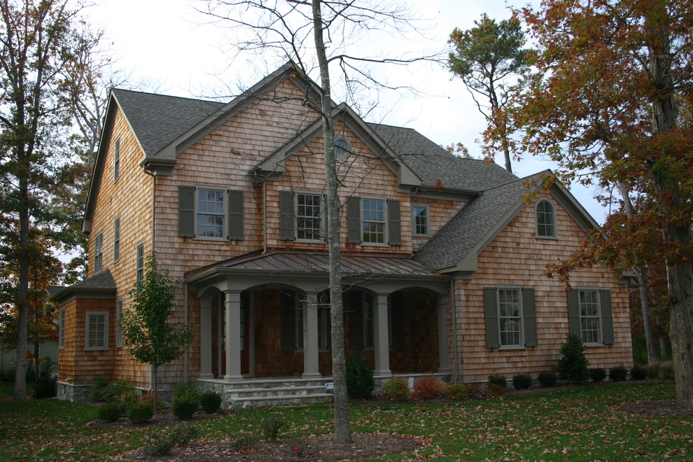 Exempel på ett stort klassiskt grått hus, med två våningar och fiberplattor i betong