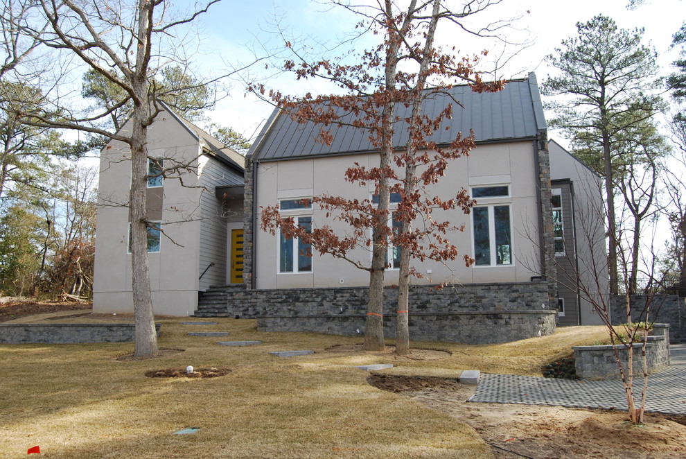 Großes, Zweistöckiges Klassisches Haus mit Faserzement-Fassade und grauer Fassadenfarbe in Sonstige