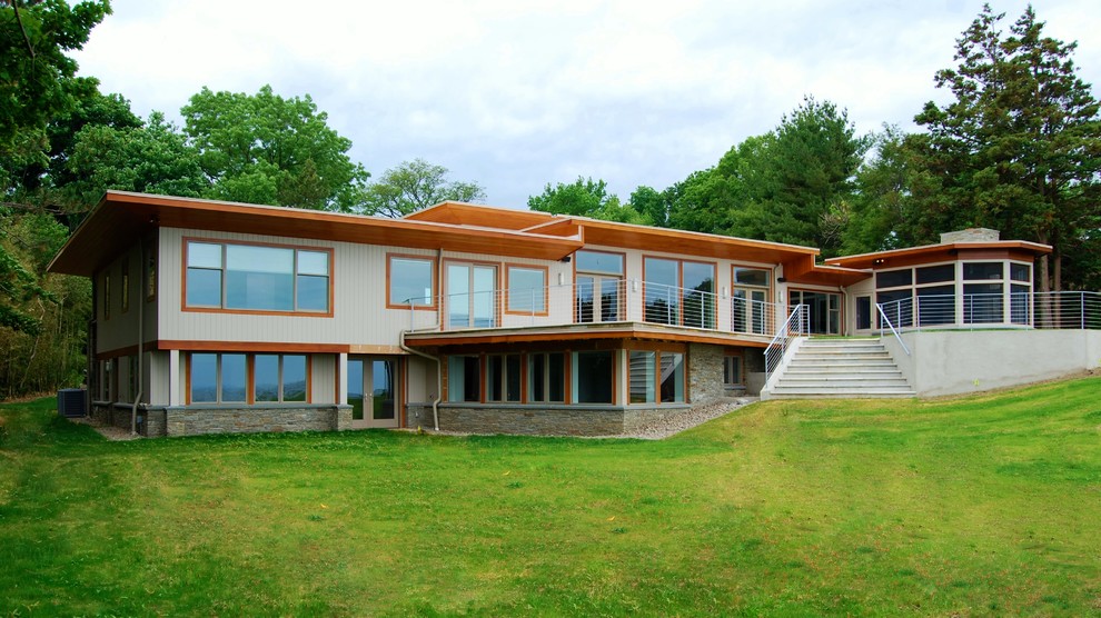 Mittelgroßes, Zweistöckiges Modernes Haus mit Mix-Fassade, grauer Fassadenfarbe und Flachdach in New York