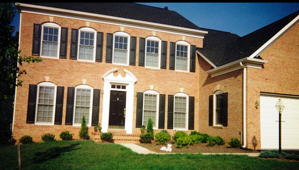 Пример оригинального дизайна: двухэтажный, кирпичный, красный дом среднего размера