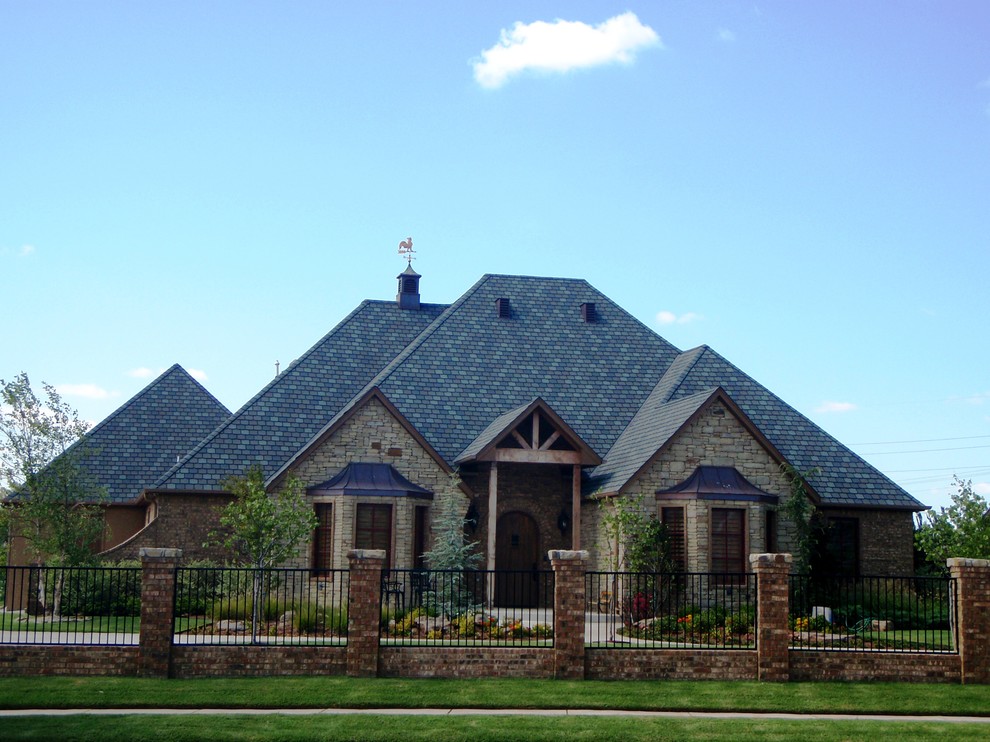 Imagen de fachada de casa multicolor rural de tamaño medio de dos plantas con revestimientos combinados, tejado a dos aguas y tejado de teja de madera