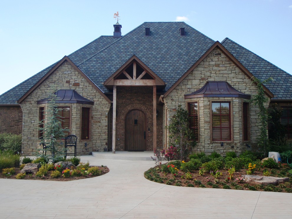 Ejemplo de fachada de casa multicolor tradicional de tamaño medio de dos plantas con revestimientos combinados, tejado a dos aguas y tejado de teja de madera
