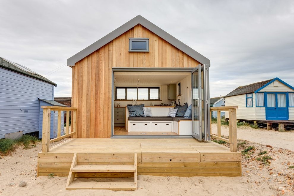 Свежая идея для дизайна: маленький, деревянный дом в морском стиле с двускатной крышей для на участке и в саду - отличное фото интерьера