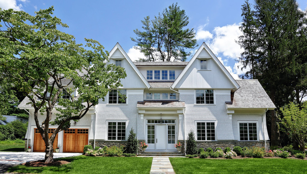 Esempio della facciata di una casa bianca classica a tre piani di medie dimensioni con rivestimento in legno