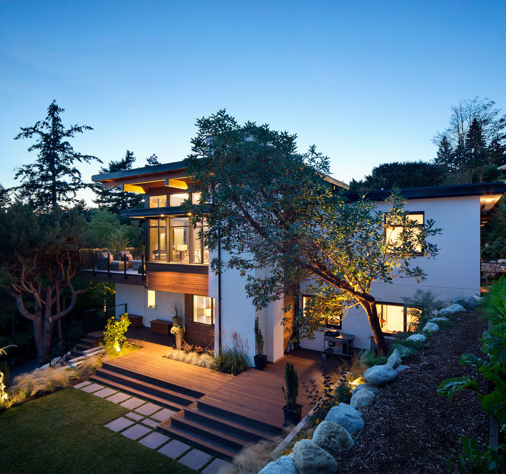 Großes, Zweistöckiges Modernes Haus mit Mix-Fassade, weißer Fassadenfarbe und Flachdach in Vancouver