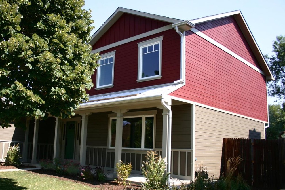Idee per la facciata di una casa grande rossa country a due piani con rivestimento in vinile e tetto a capanna