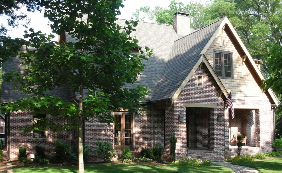 Diseño de fachada de casa roja clásica grande de dos plantas con revestimiento de ladrillo, tejado a dos aguas y tejado de teja de madera