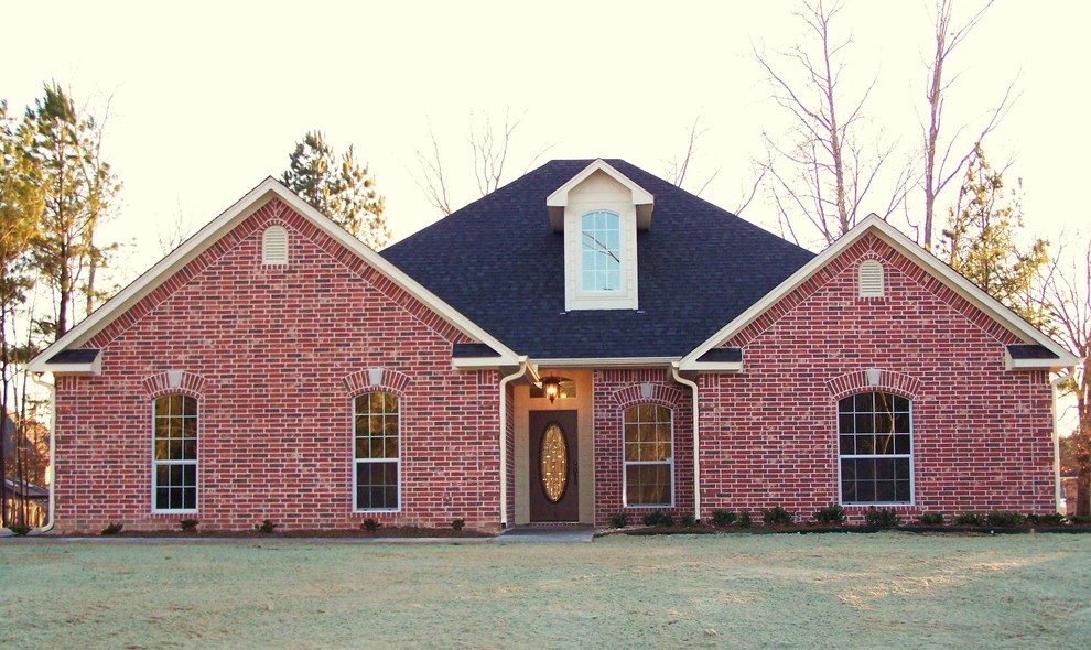 Diseño de fachada de casa roja tradicional de tamaño medio de una planta con revestimientos combinados, tejado a dos aguas y tejado de teja de madera