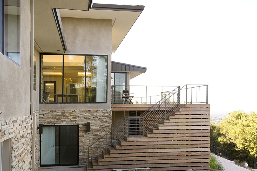 Ispirazione per la facciata di una casa contemporanea a due piani con terreno in pendenza