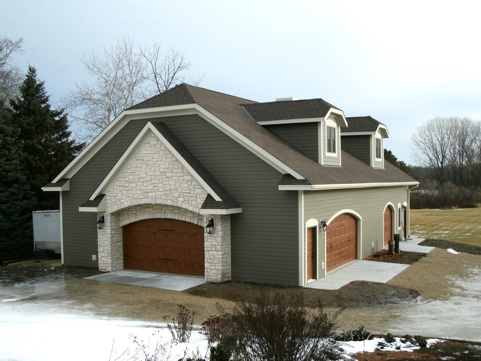 Immagine della villa grande grigia american style a un piano con rivestimento in vinile e tetto a mansarda