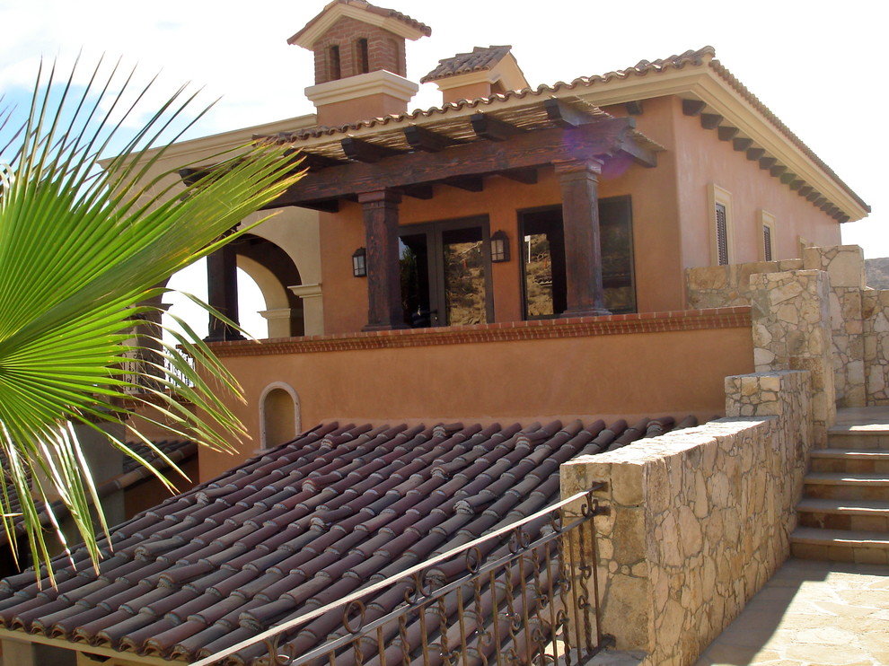 Immagine della facciata di una casa mediterranea in pietra e intonaco