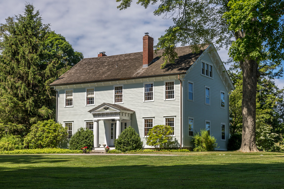 Zweistöckiges Klassisches Einfamilienhaus mit grüner Fassadenfarbe, Satteldach und Schindeldach in New York
