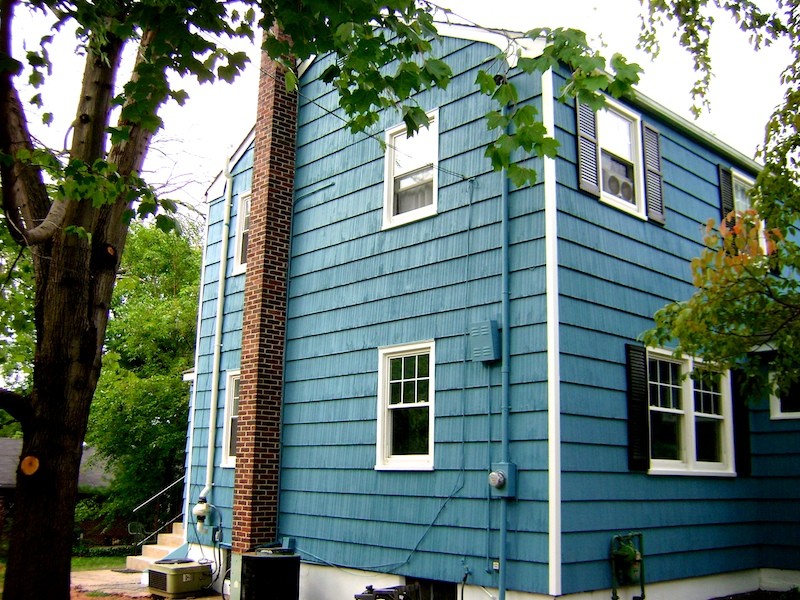Cette photo montre une grande façade de maison bleue chic en bois de plain-pied avec un toit à deux pans et un toit en shingle.