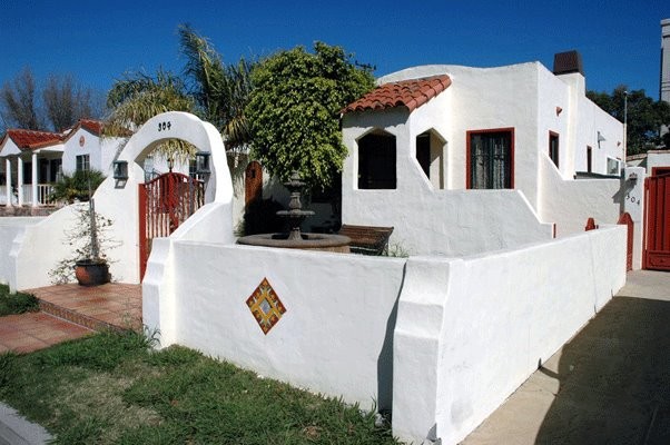 На фото: одноэтажный, белый дом в средиземноморском стиле с облицовкой из самана