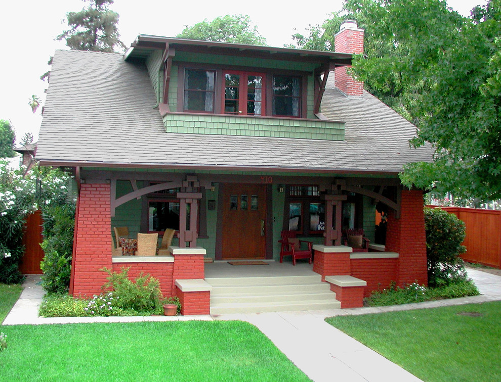 Cette photo montre une grande façade de maison verte chic en bois à un étage.