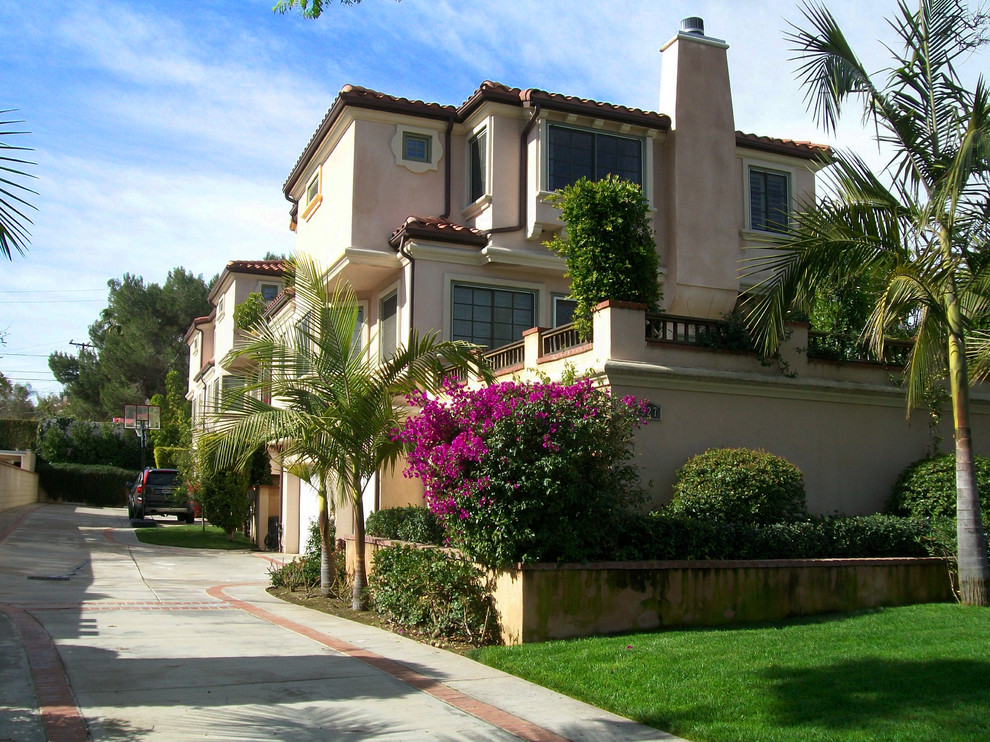 ロサンゼルスにある高級な地中海スタイルのおしゃれな家の外観 (漆喰サイディング、アパート・マンション) の写真