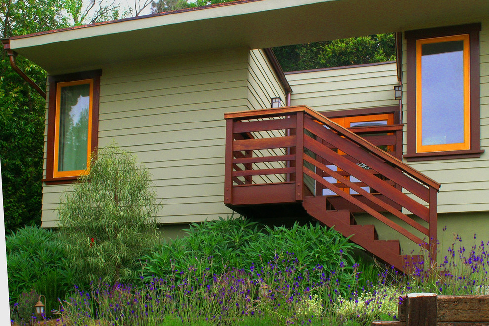 На фото: большой, деревянный, зеленый дом в современном стиле с отделкой планкеном