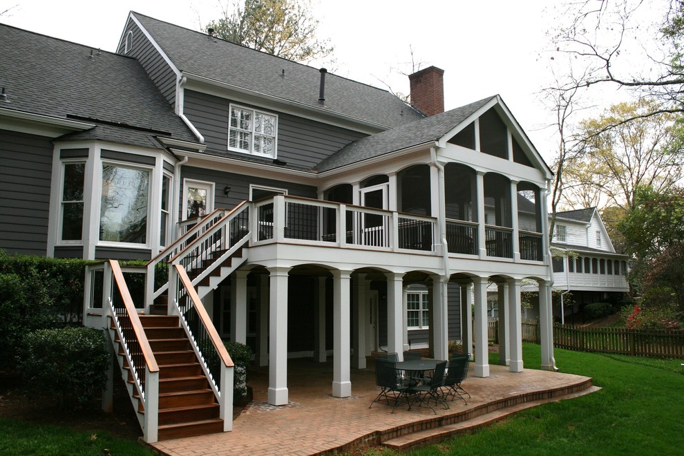 Modelo de fachada gris de estilo americano de tamaño medio de dos plantas con revestimiento de madera y tejado a dos aguas