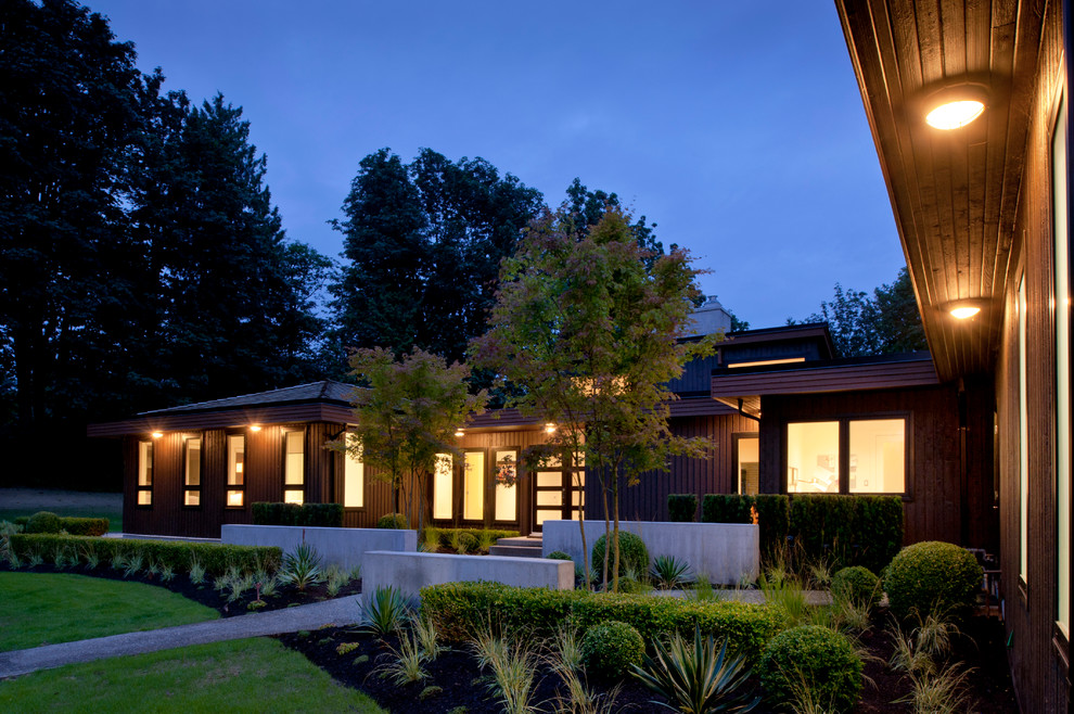 Photo of a contemporary house exterior in Vancouver.