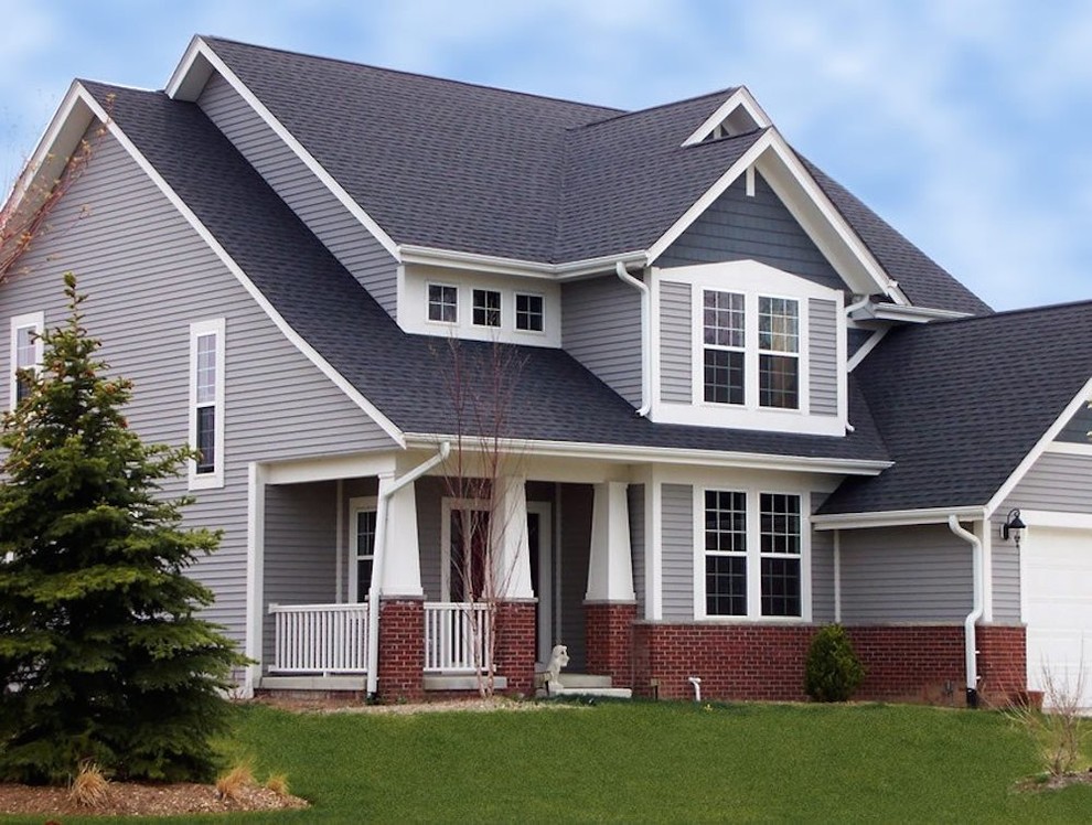 Пример оригинального дизайна: двухэтажный, синий дом в стиле кантри с комбинированной облицовкой