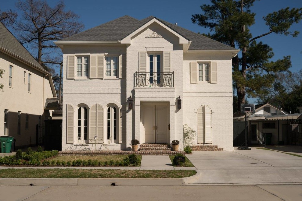 Inspiration pour une grande façade de maison blanche traditionnelle en brique à un étage avec un toit à deux pans et un toit en shingle.