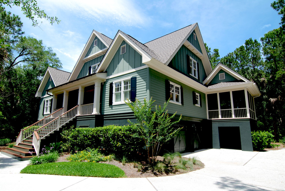 Foto della facciata di una casa verde classica a due piani di medie dimensioni con rivestimento in legno