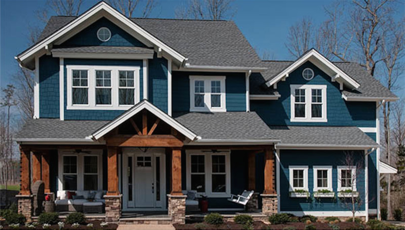 Cette photo montre une grande façade de maison bleue craftsman en bois à un étage.