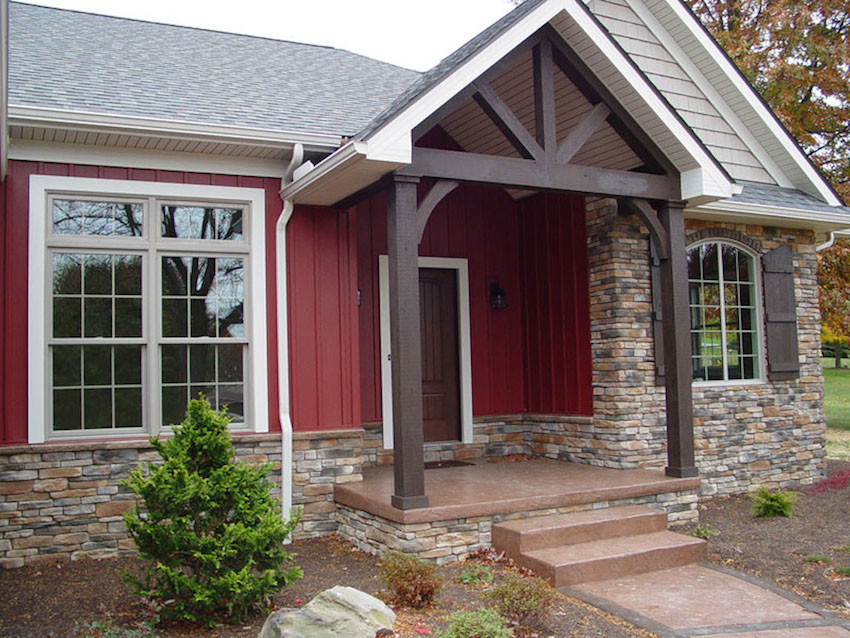 Idéer för ett litet amerikanskt rött hus, med allt i ett plan och blandad fasad