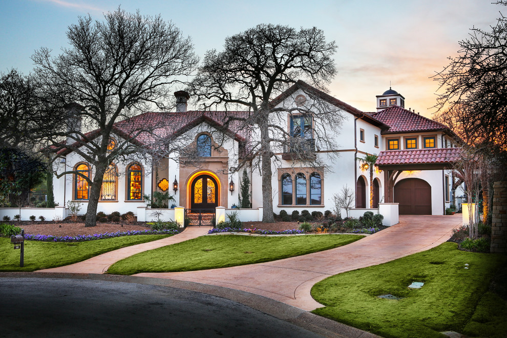 Zweistöckiges Mediterranes Einfamilienhaus mit weißer Fassadenfarbe, Walmdach und Ziegeldach in Dallas