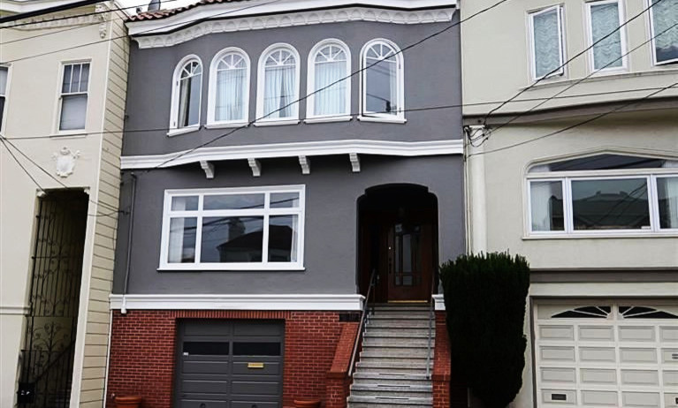 Ejemplo de fachada de casa pareada gris clásica de tamaño medio de tres plantas con revestimientos combinados, tejado a cuatro aguas y tejado de teja de barro