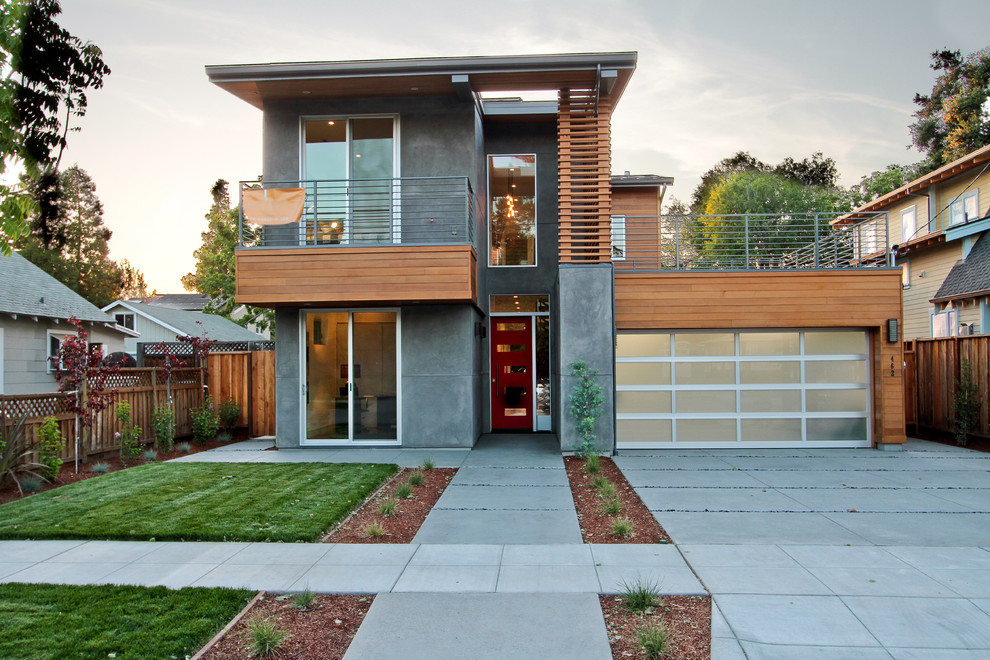 На фото: двухэтажный, серый дом в современном стиле с комбинированной облицовкой и односкатной крышей