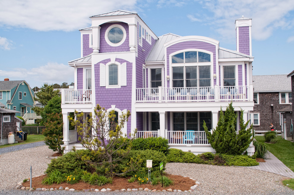 На фото: двухэтажный, деревянный, фиолетовый дом в морском стиле с